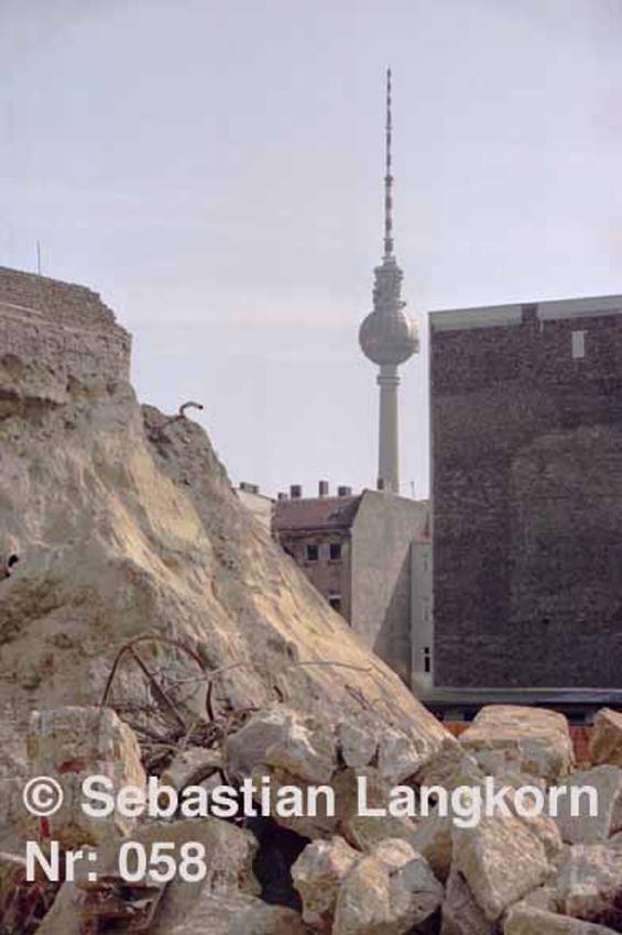 E0058WidervereinigungSebastianLangkorn1995Berlin