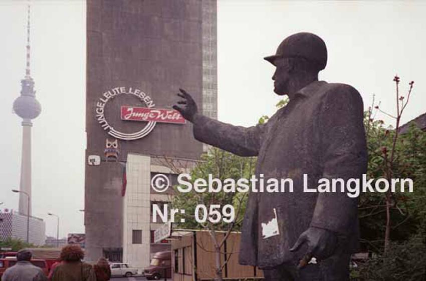 E0059WidervereinigungSebastianLangkorn1990Berlin